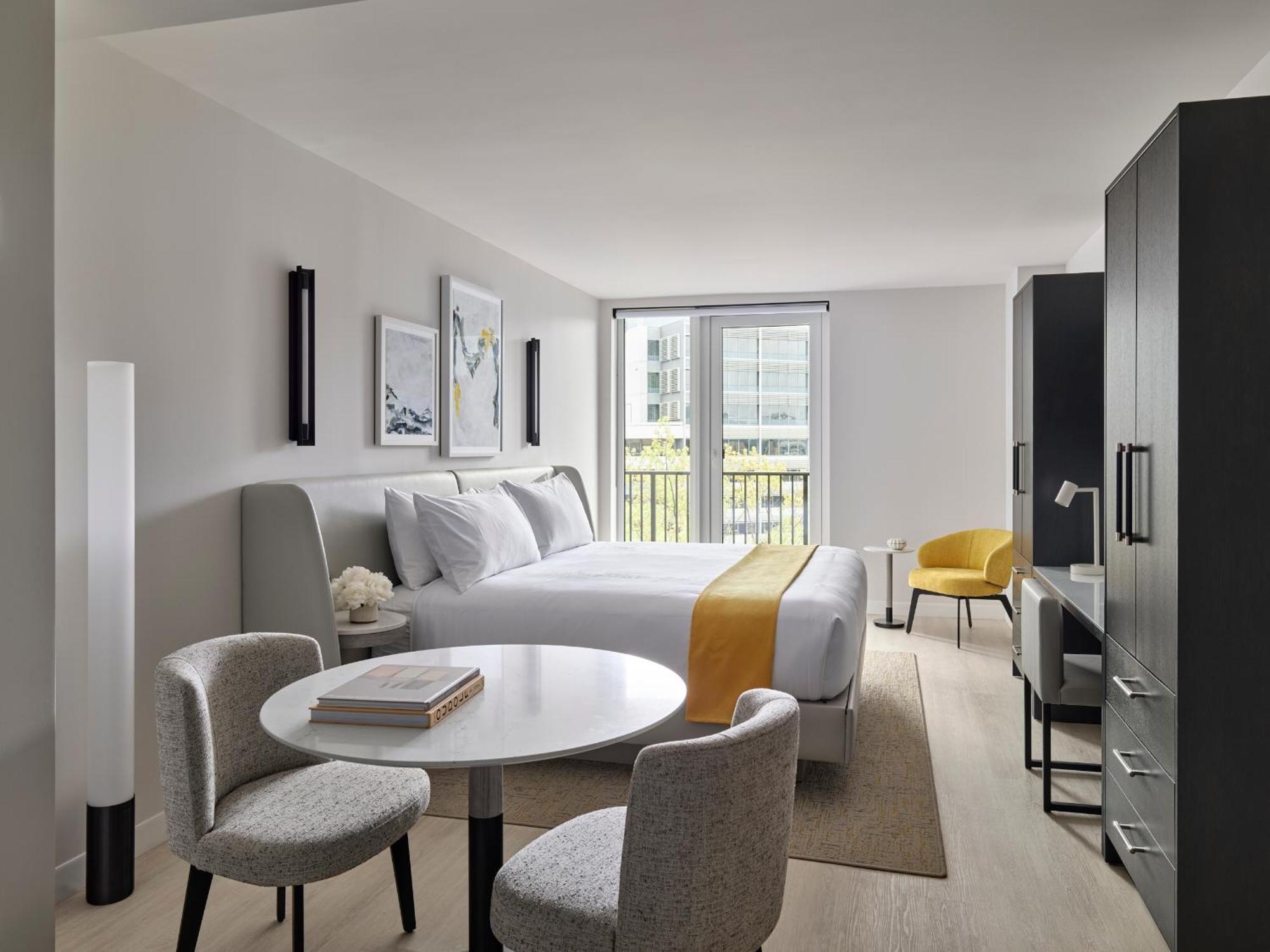 Hotel Aka Circle